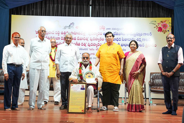 డా॥ వరప్రసాద రెడ్డి ‘ఉత్తమ సాహితీవేత్త’ పురస్కారం – డిసెంబర్ 2025